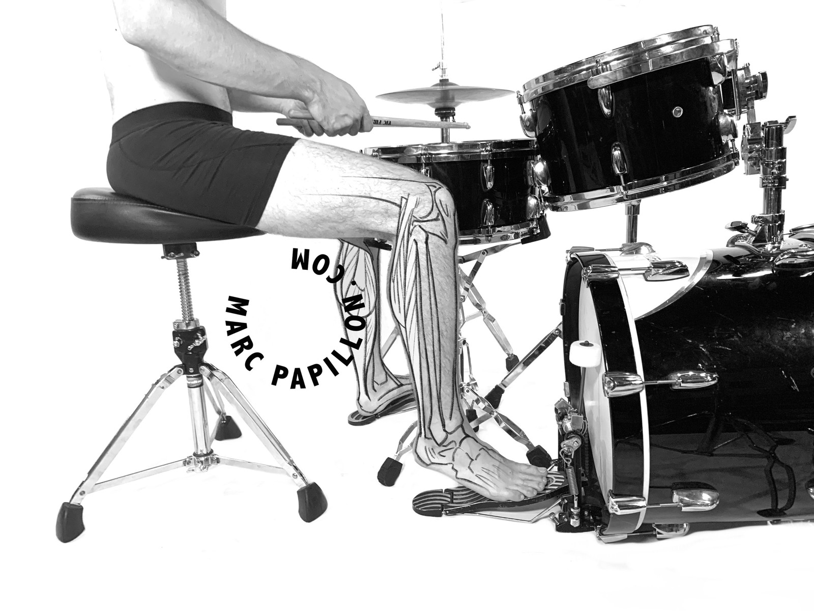 Un batteur assis, les muscles de la jambe et de la cheville dessinés.