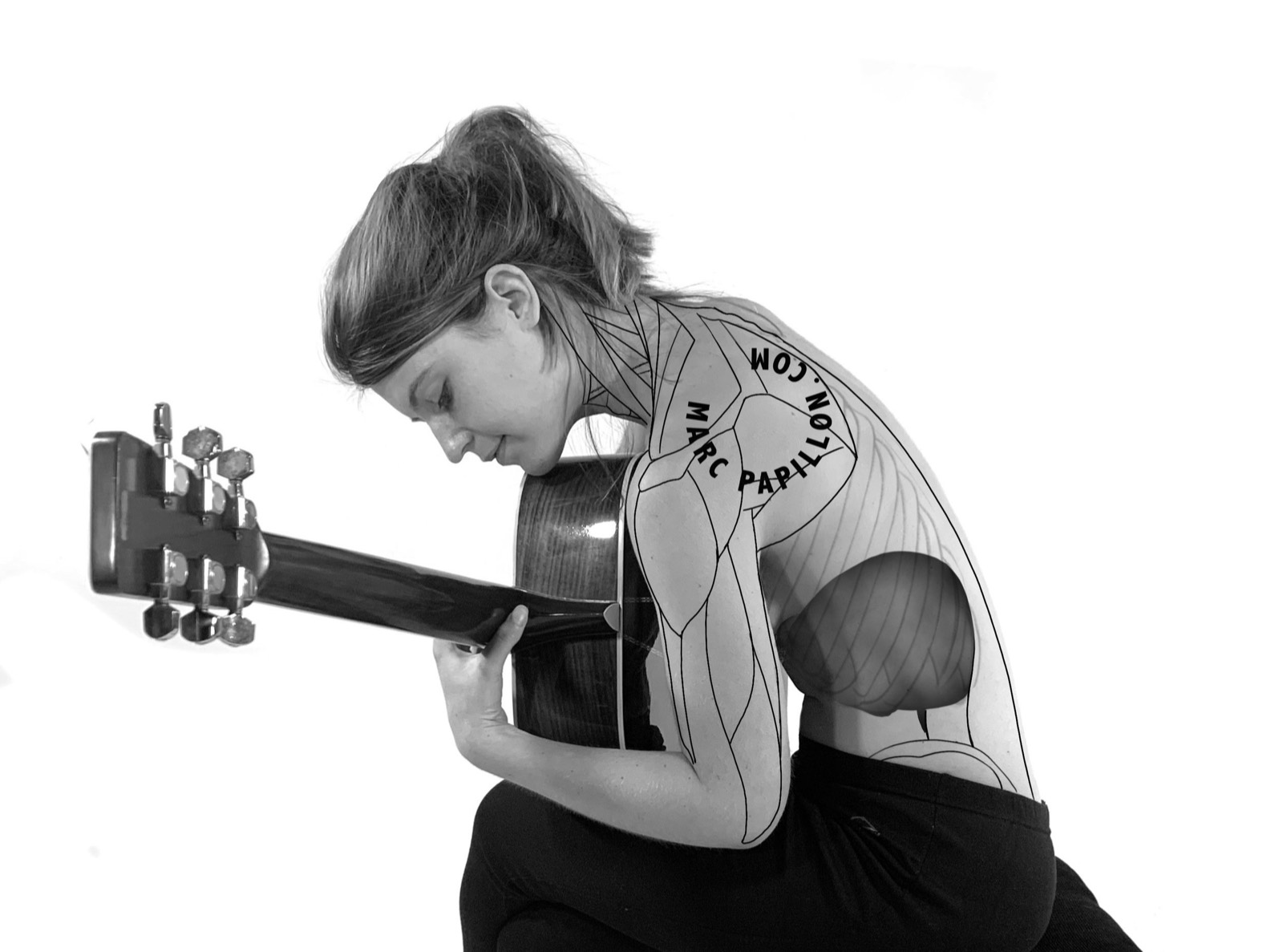 Une guitariste, les muscles du dos et le diaphragme dessinés.