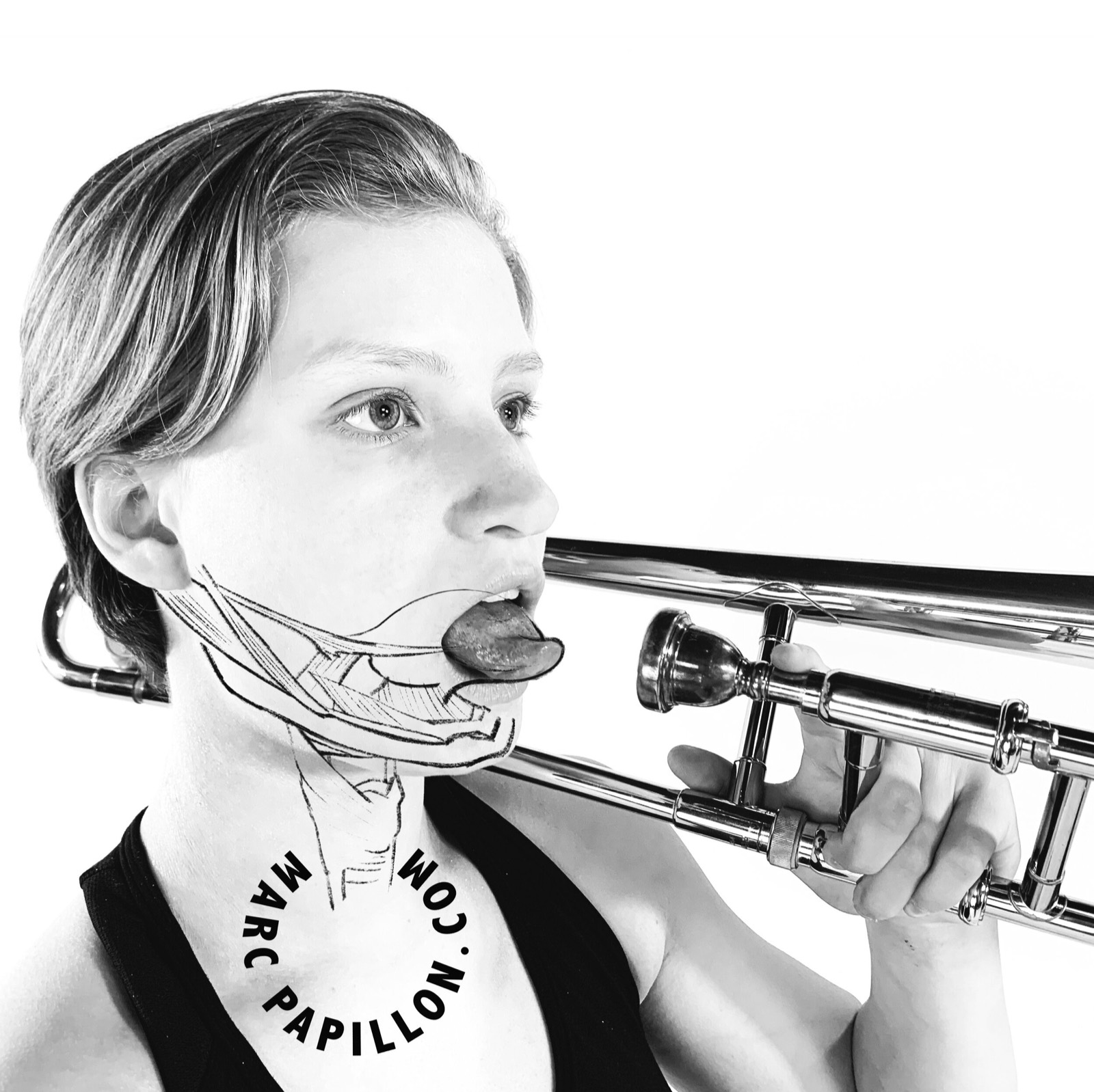 Une musicienne au trombone, les muscles du visage et du cou dessinés.