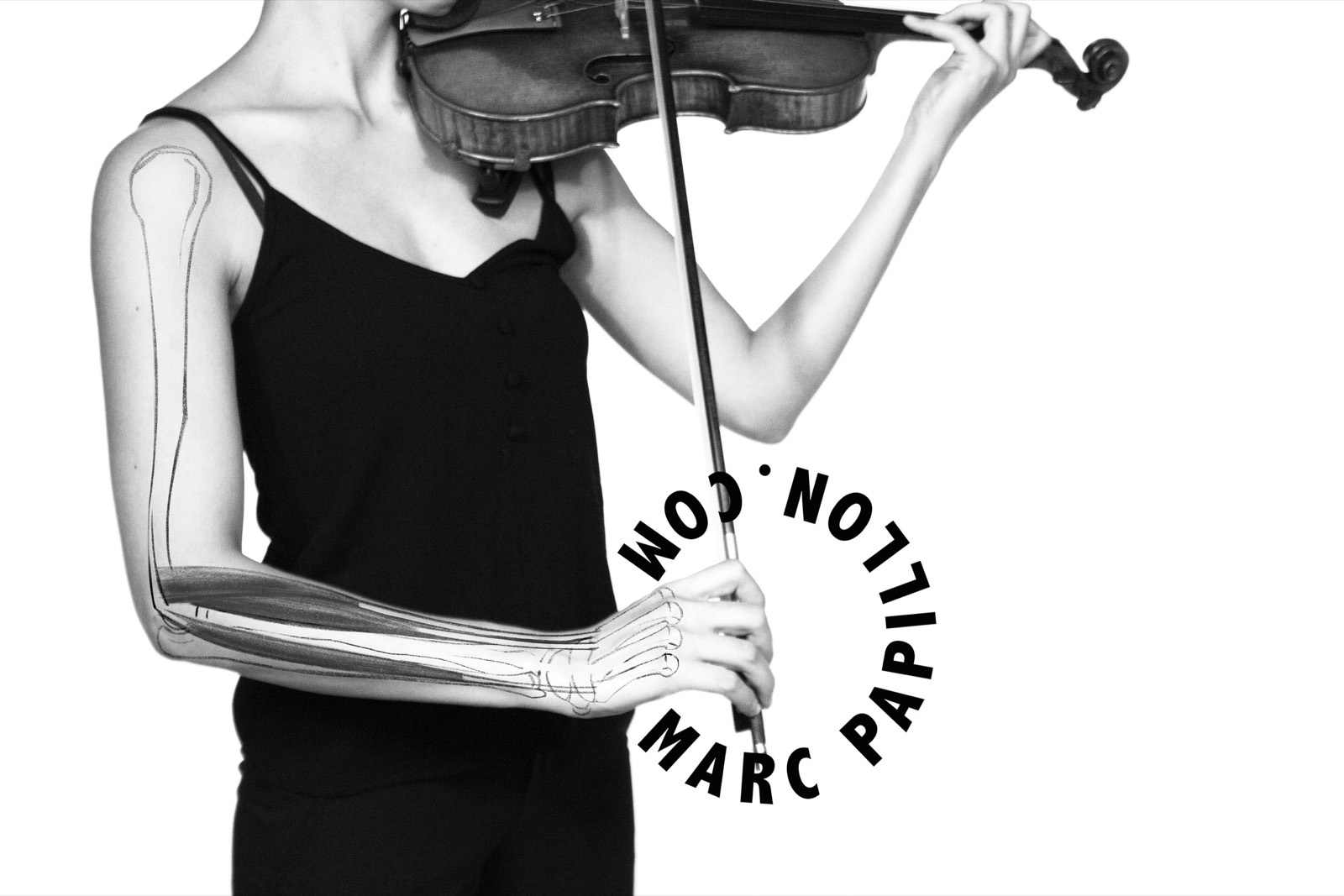 Une violoniste, les muscles extenseurs de l’avant-bras dessinés sur la peau.