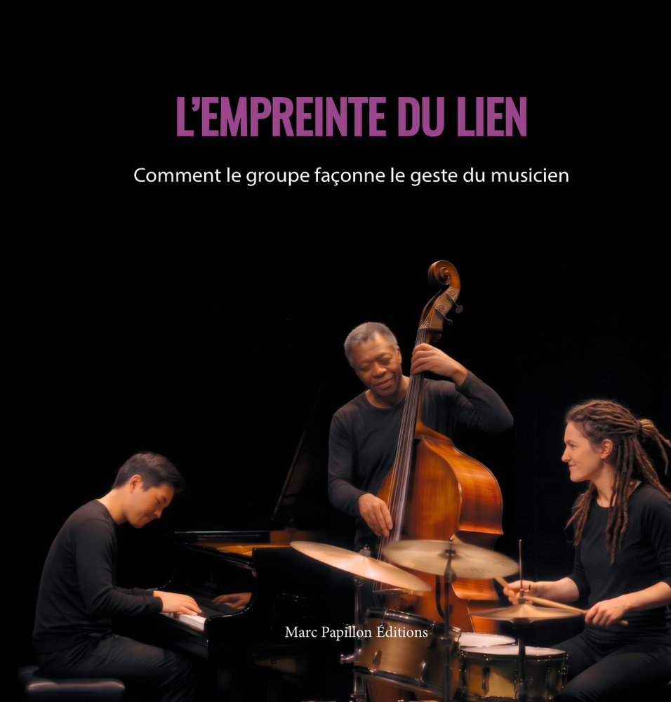Couverture de L’Empreinte du lien : un trio de jazz sur scène, la batteuse échange un regard complice avec le contrebassiste. Cliquer pour voir la couverture complète, 4e de couverture comprise.