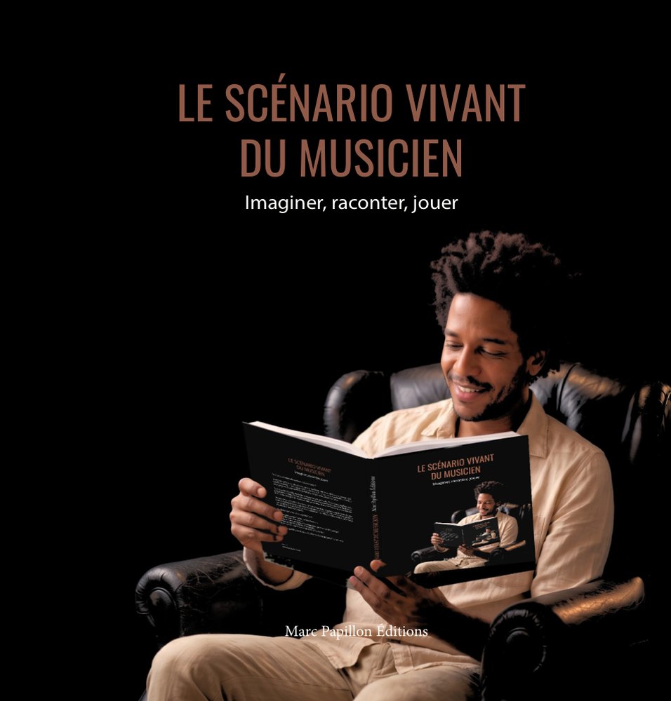 Couverture de Le scénario vivant du musicien : un musicien assis dans un fauteuil lit, en souriant, un livre ouvert. Cliquer pour voir la couverture complète, 4e de couverture comprise.