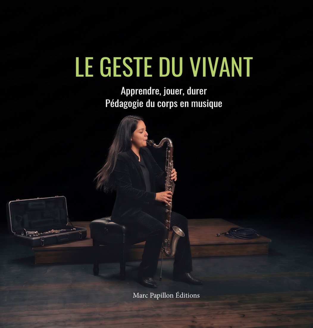 Couverture du Geste du vivant : une clarinettiste basse joue sur scène, cheveux et buste emportés par le mouvement, son étui ouvert à côté d’elle. Cliquer pour voir la couverture complète, 4e de couverture comprise.