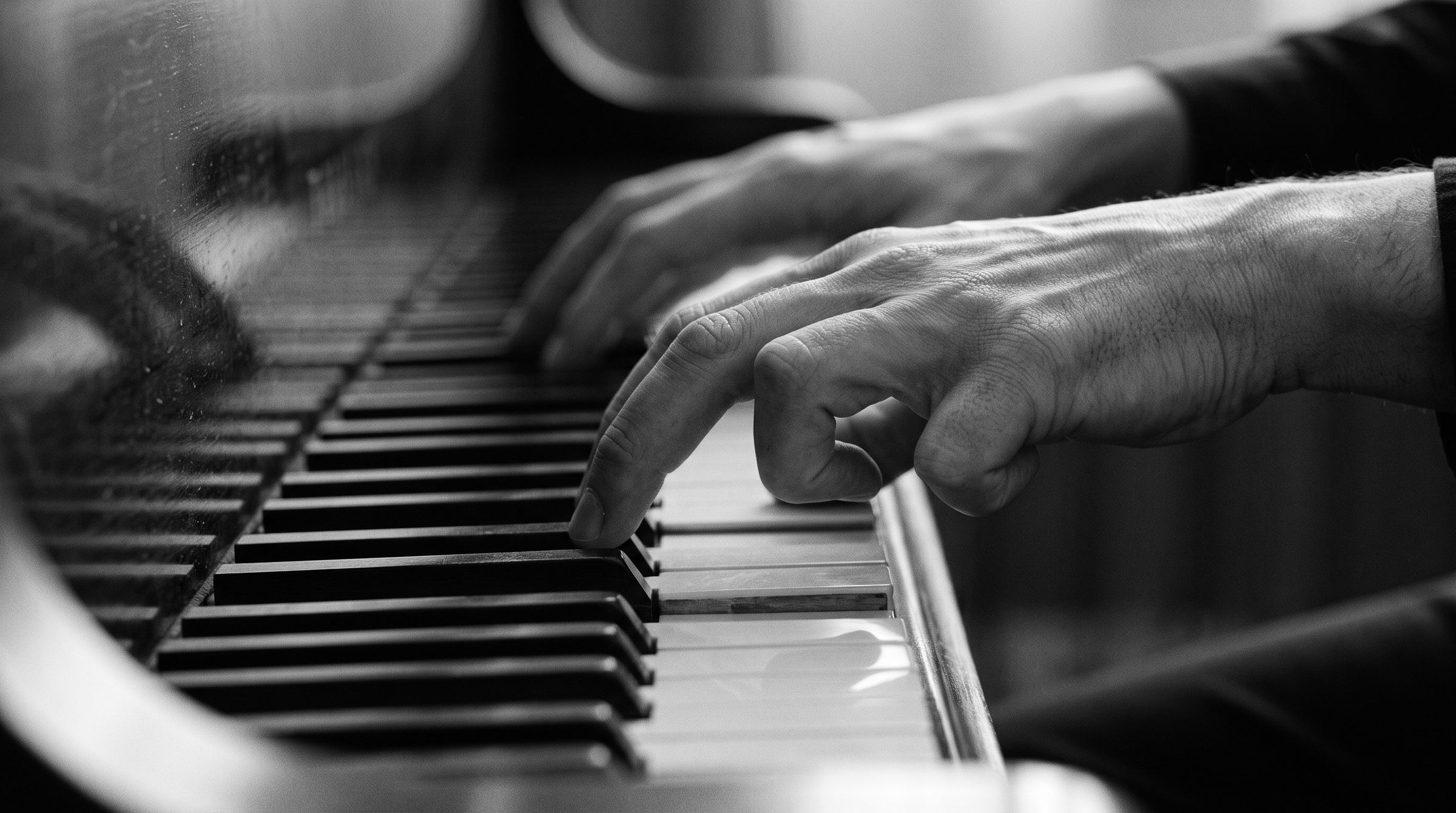 Les mains d’un pianiste sur le clavier : à la main droite, l’annulaire et l’auriculaire se replient involontairement sous la paume.
